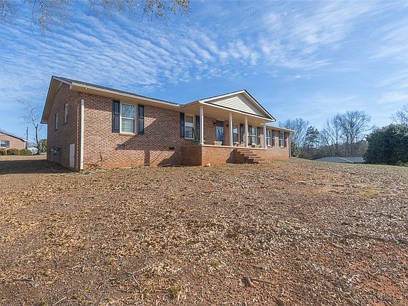 4th image of 904 Parkwood Dr