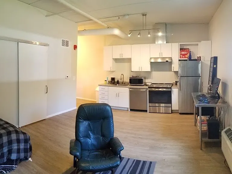 APT ON ESSEX — Photo 17