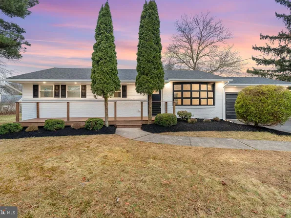 18 Haycock Dr, Kintnersville, PA 18930