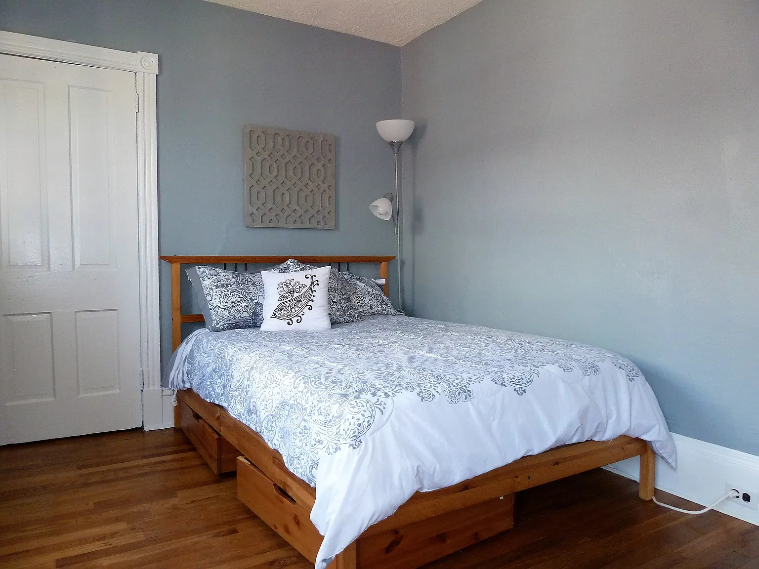 Beautiful furnished bedroom in a great location — Photo 1
