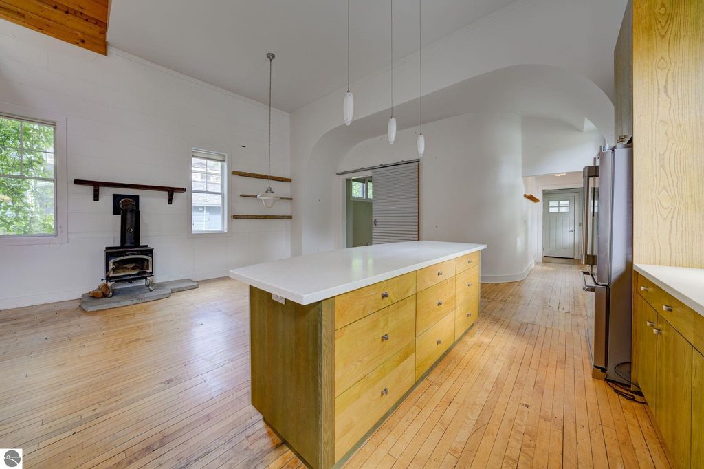 402 W 10th St, Traverse City, MI - View 5
