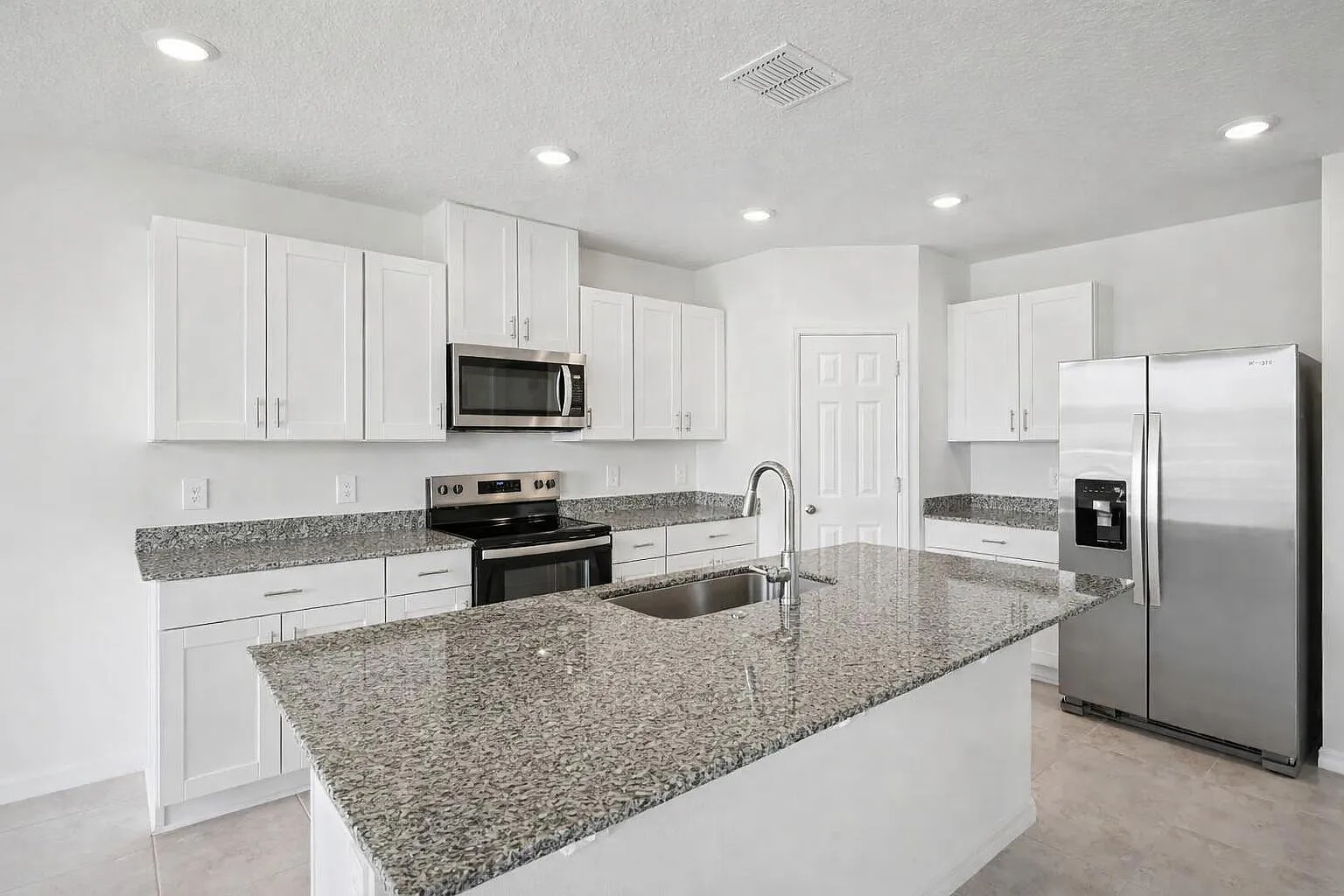 3 bed, 3.0 bath, 1978 sqft, $2,300 — Photo 2
