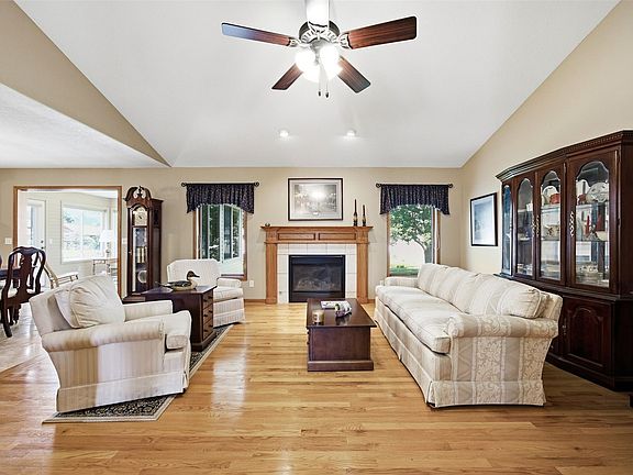 4th image of 300 N 15th Ave