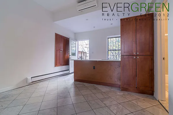 Rented by Evergreen Apartments BK | media 62