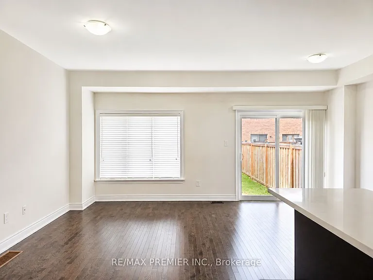34 Arnold Cres — Photo 4