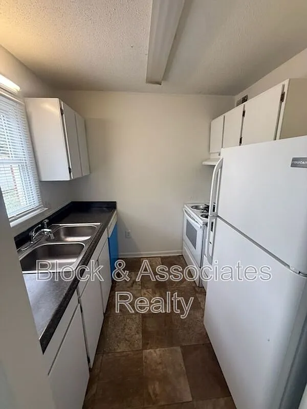 2 bed, 1.0 bath, 900 sqft, $895 — Photo 2