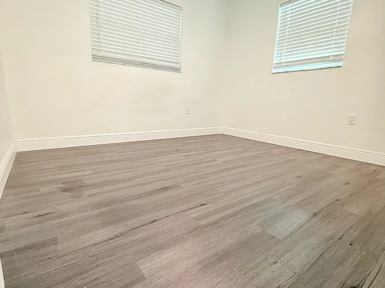 1557 Robinson Dr N — Photo 23