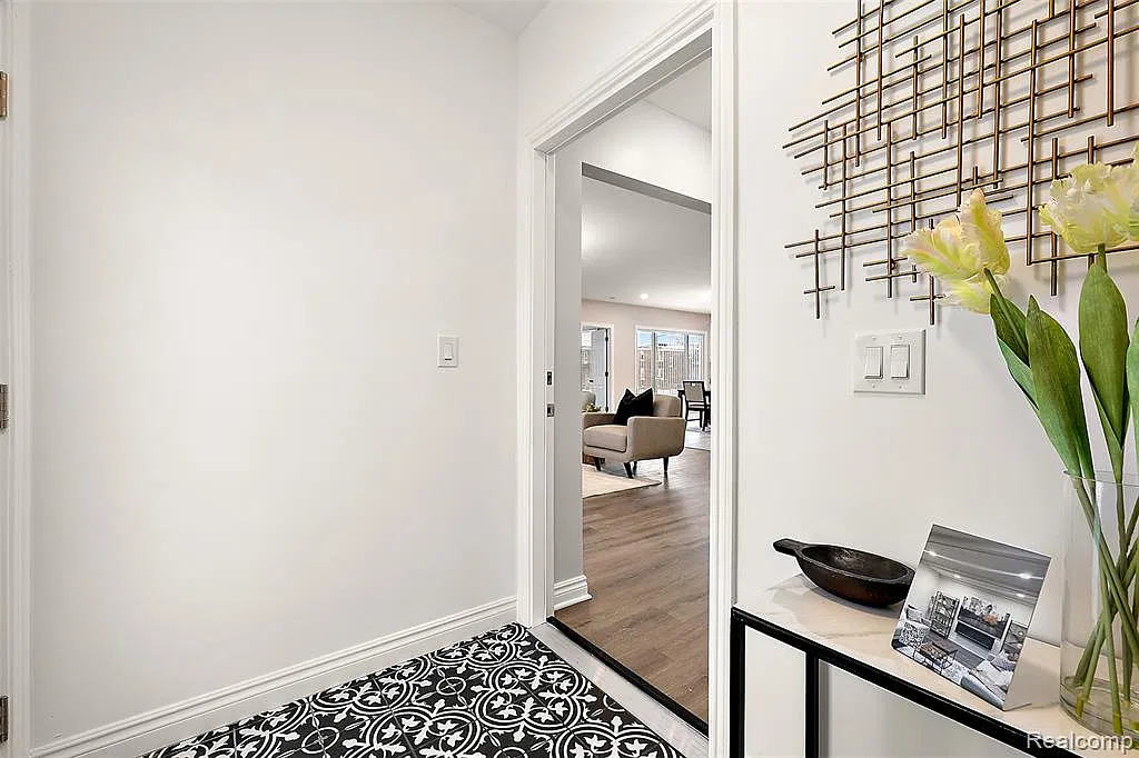 4 bed, 2.0 bath, 2426 sqft, $2,850 — Photo 2
