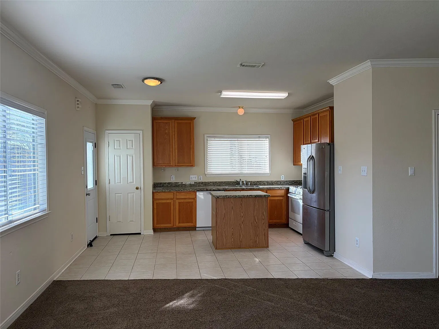 4 bed, 2.5 bath, 2264 sqft, $1,850 — Photo 3