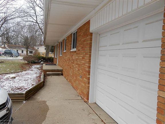 Full brick, vinyl overhangs