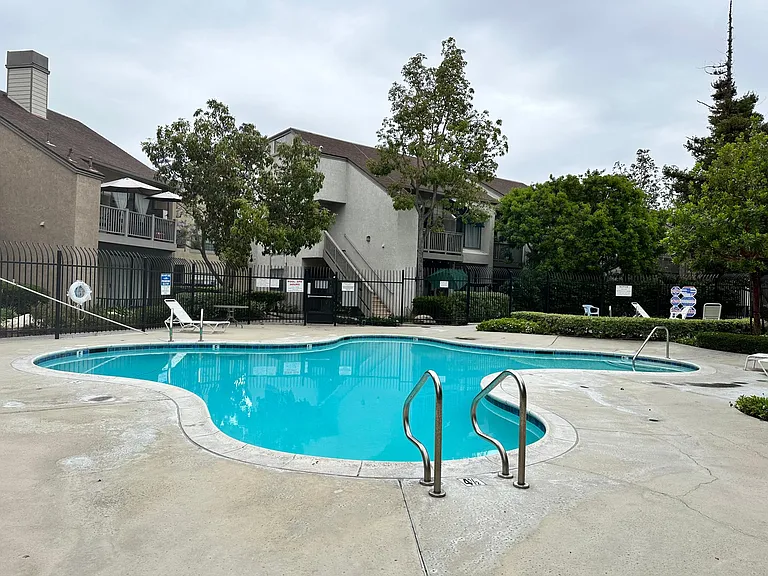 10551 Lakeside Dr S — Photo 44