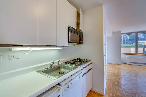 Rented by City Connections Realty | media 8