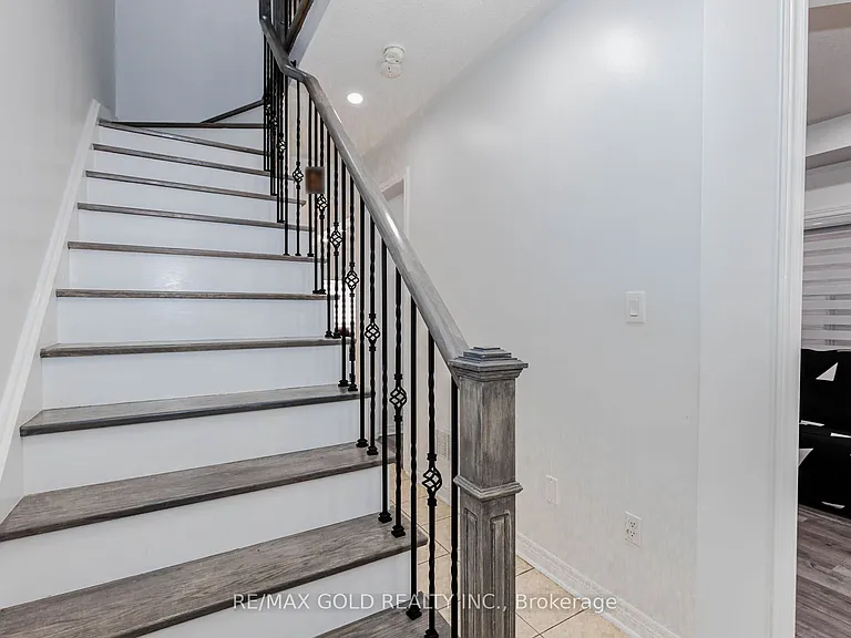 93 Footbridge Cres #UPPER LEVEL ONLY — Photo 13