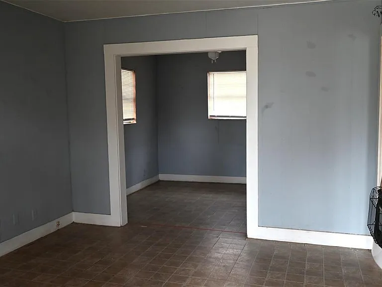 2406 Avenue D — Photo 10
