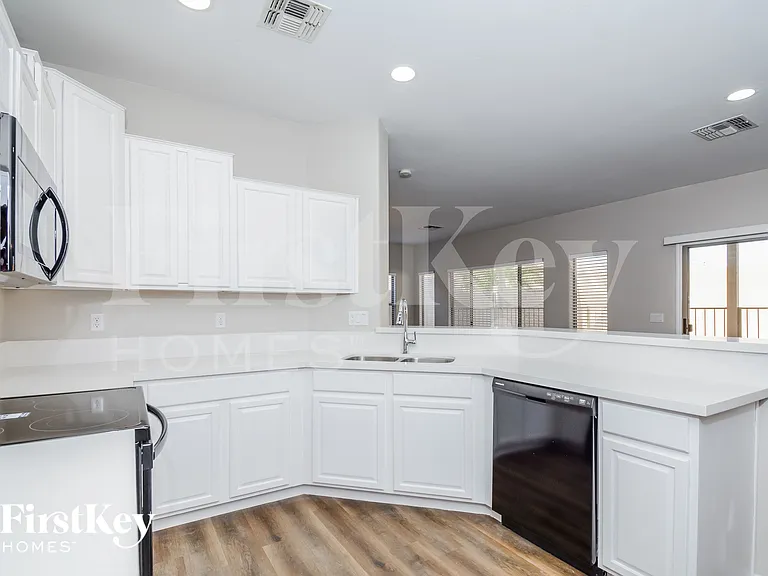 3606 N 129th Ave — Photo 8