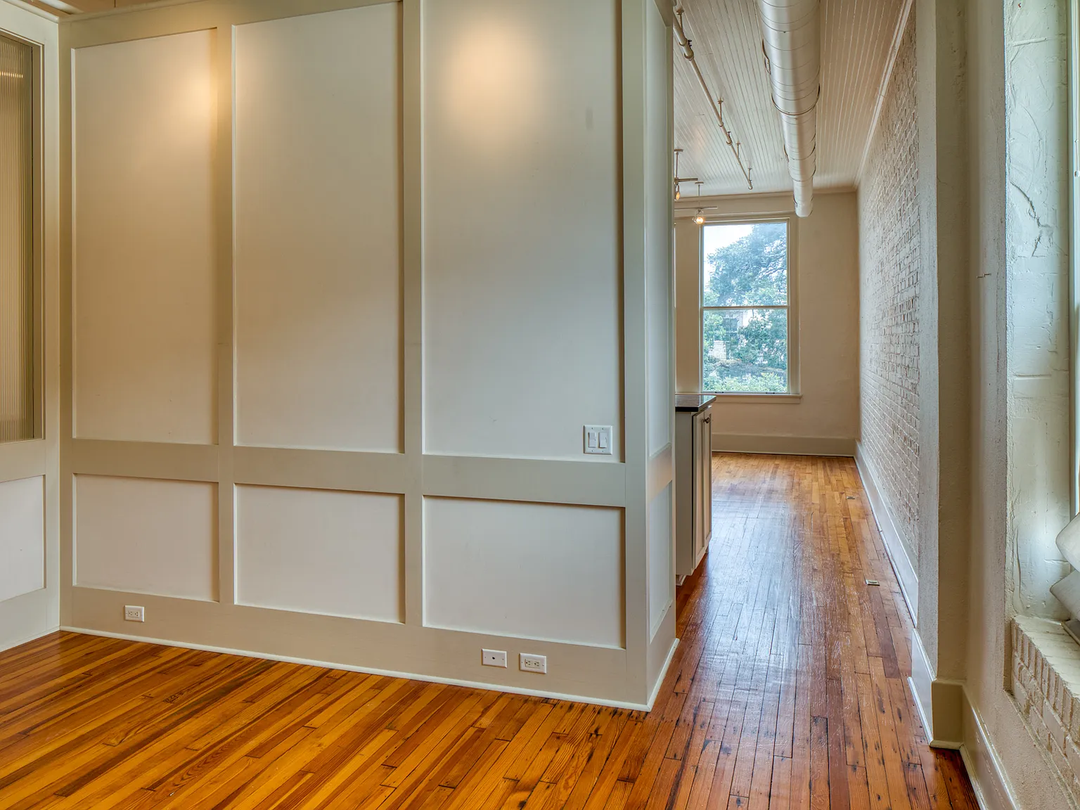 11 W York Street — Photo 4