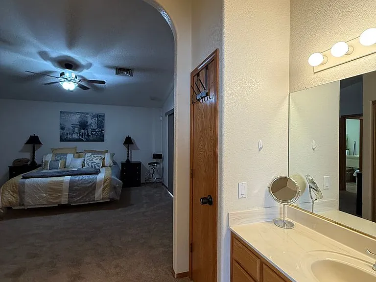 81 Acoma Blvd S — Photo 15