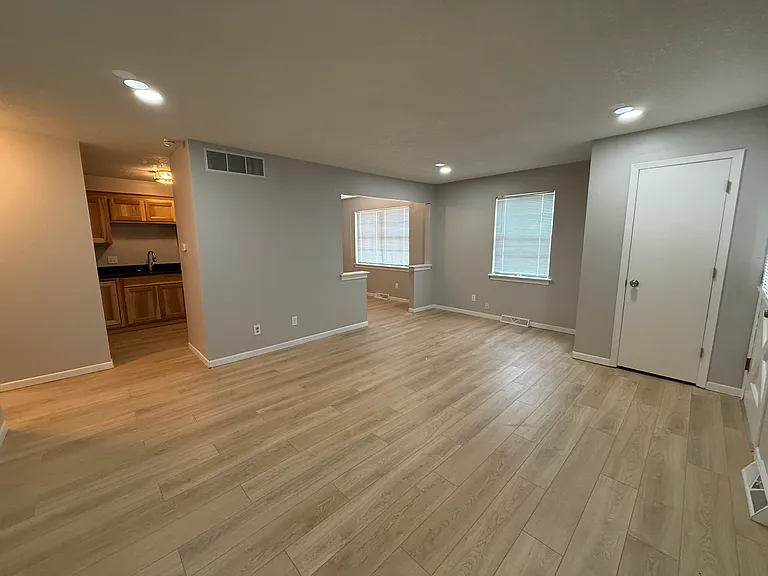 4402 SW 34th St — Photo 2
