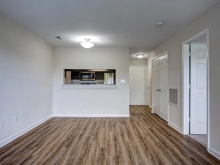 Deep River Pointe Apartments — Photo 33
