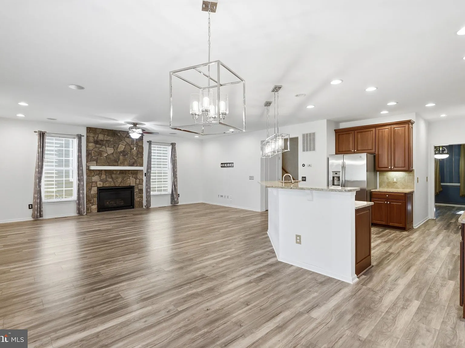 4 bed, 4.5 bath, 4812 sqft, $4,199 — Photo 4