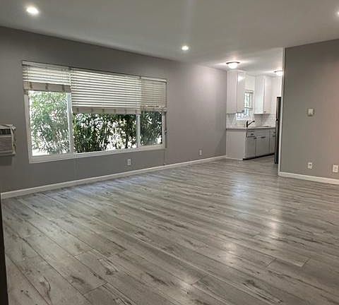 4th image of 7555 De Longpre Ave #3