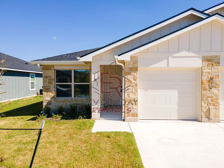 912 Cherry Laurel Ln — Photo 2