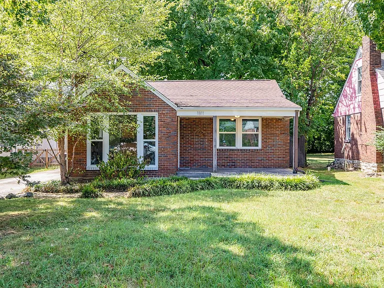 1811 Stewart Pl — Photo 1
