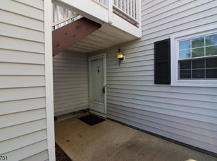 47 Junco Ct, Three Bridges, NJ 08887