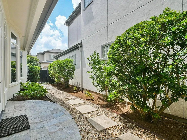 2702 Tudor Mnr — Photo 43