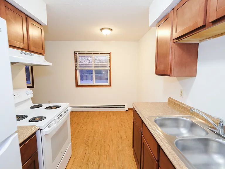 Colonial Apartments — Photo 10