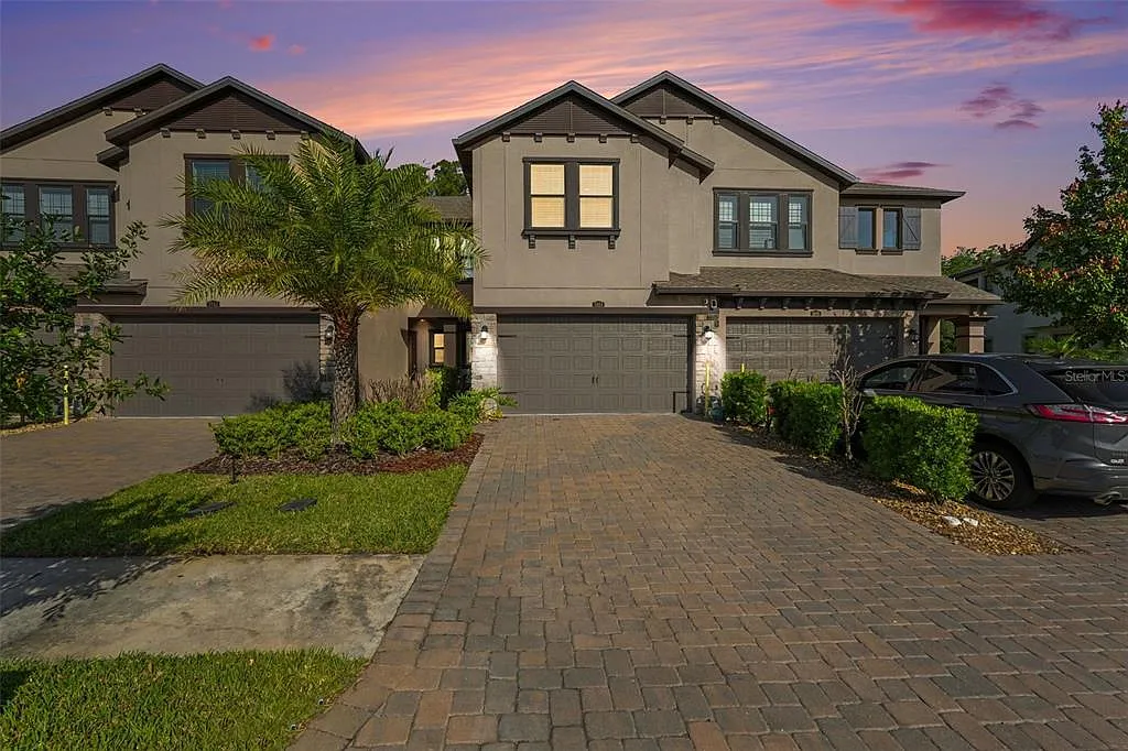 3 bed, 2.5 bath, 1827 sqft, $2,975 — Photo 2
