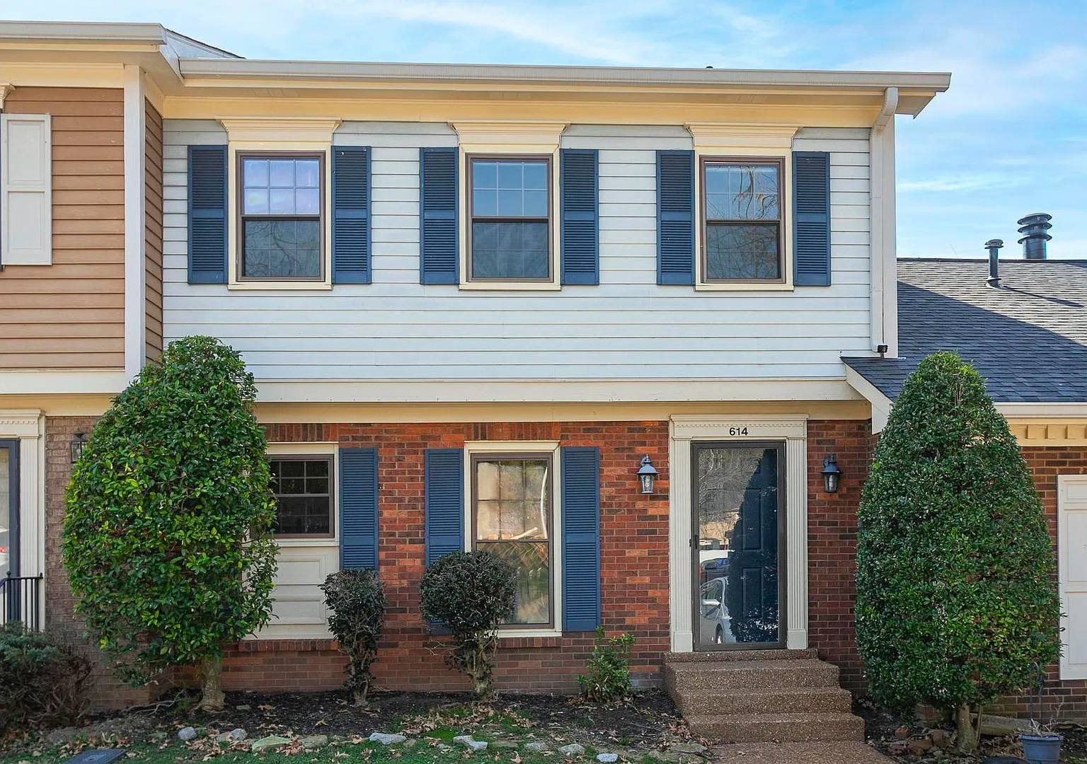 Beautiful 3 Bed Brentwood Townhome! — Photo 1