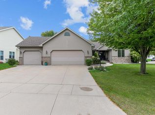 109 Shalimar Ct, Combined Locks, WI 54113