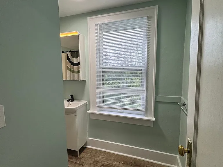 942 Woodlawn Ave — Photo 15