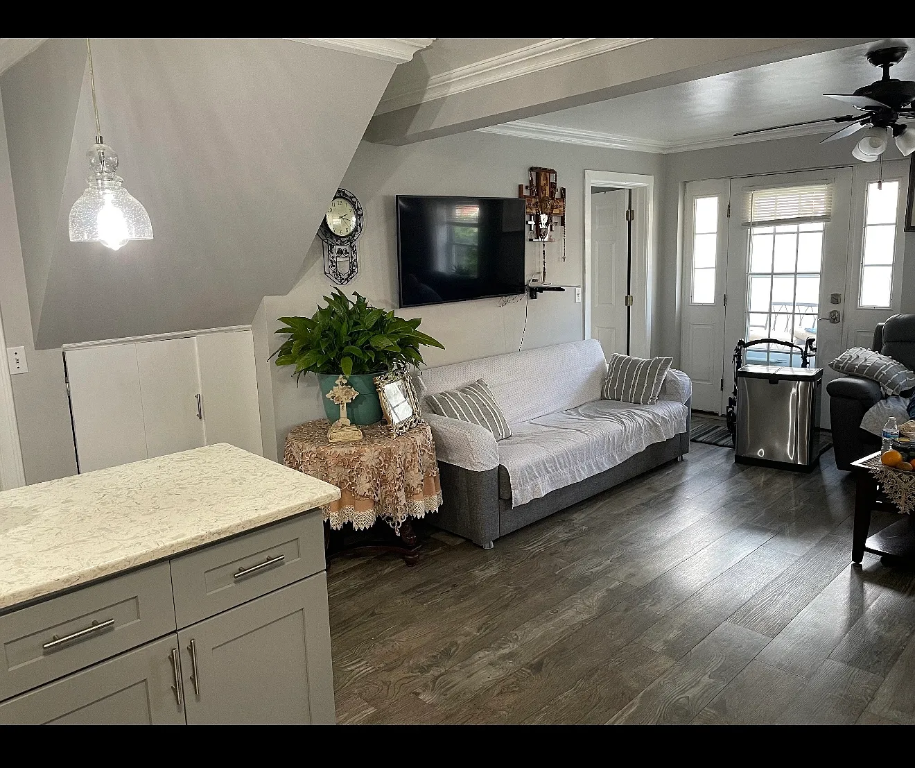 2 bed, 700 sqft, $2,700 — Photo 1