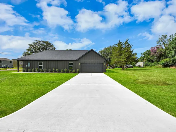 211 19th St, Hempstead, TX 77445