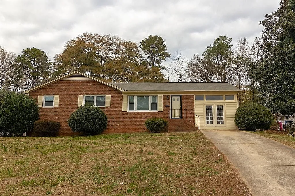 408 Pineview Drive — Photo 1