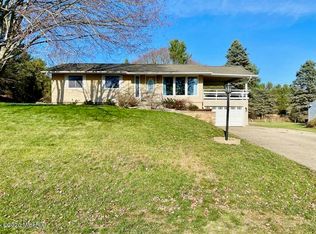 17991 Mohawk Dr, Spring Lake, MI 49456