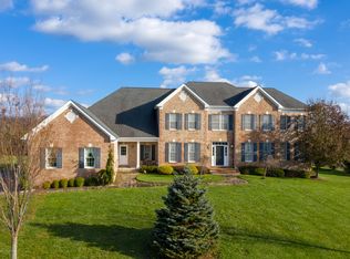 2 Roxy Ct, Farmingdale, NJ 07727