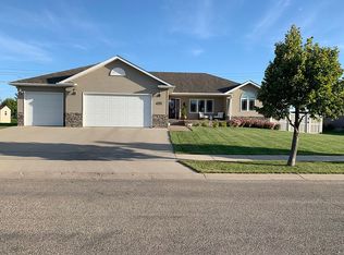 1120 Nicklaus Dr, Aberdeen, SD 57401