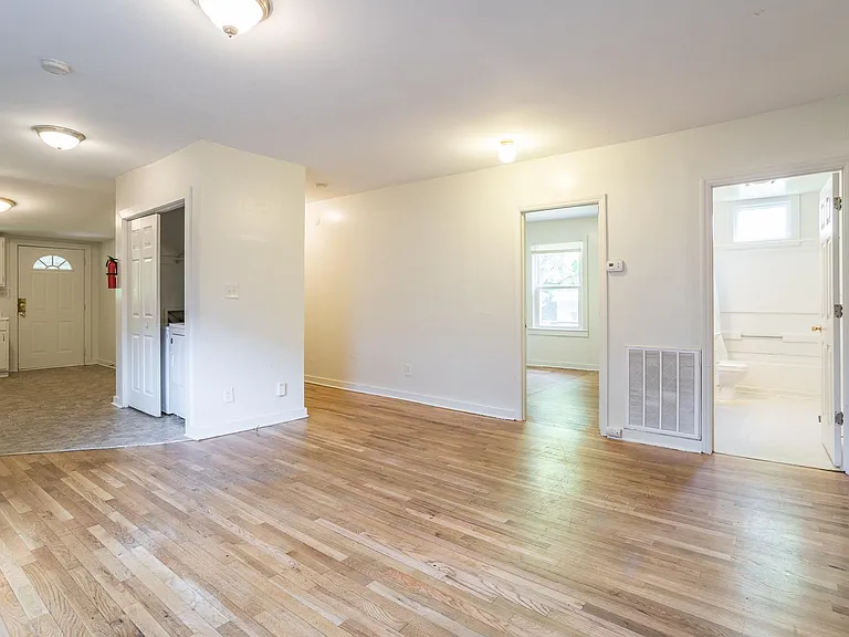 903 Onslow St — Photo 6