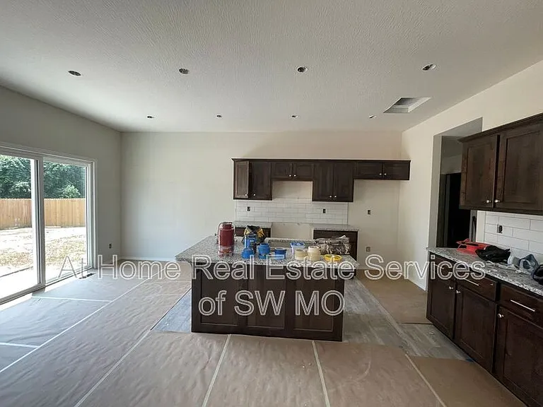 202 Rosalie St — Photo 2