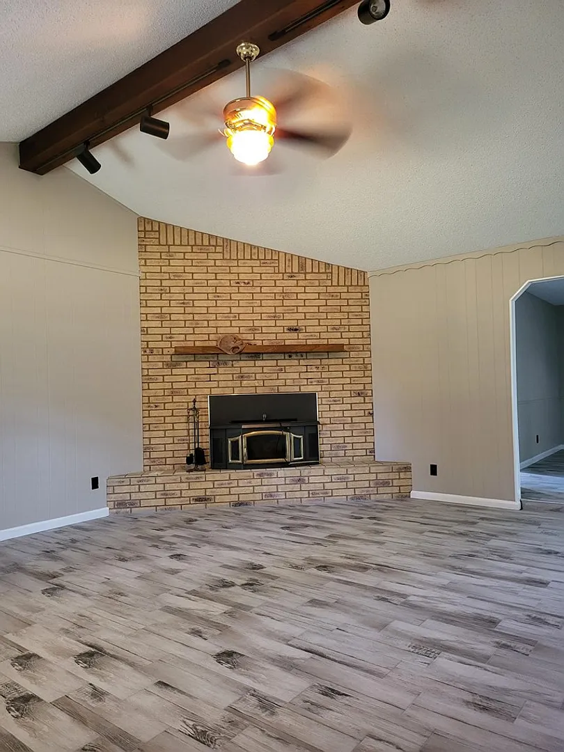 Very nicely renovated 3 bedroom 2 bath home — Photo 3