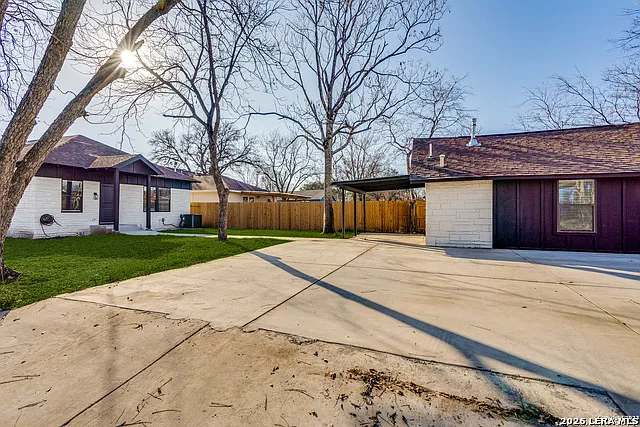 3 bed, 3.0 bath, 1316 sqft, $2,400 — Photo 2