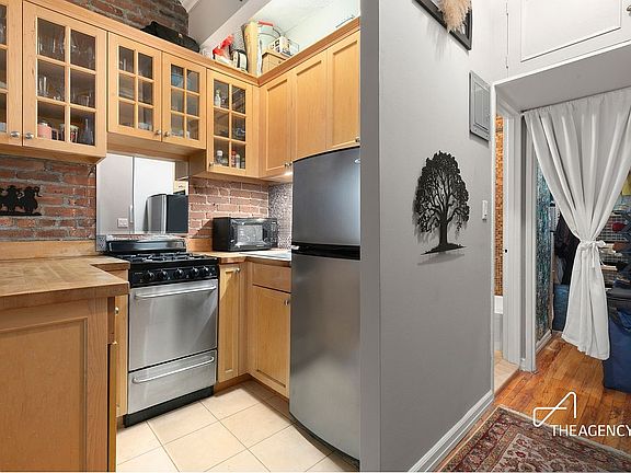 3rd image of 227 E 87th St APT 3B