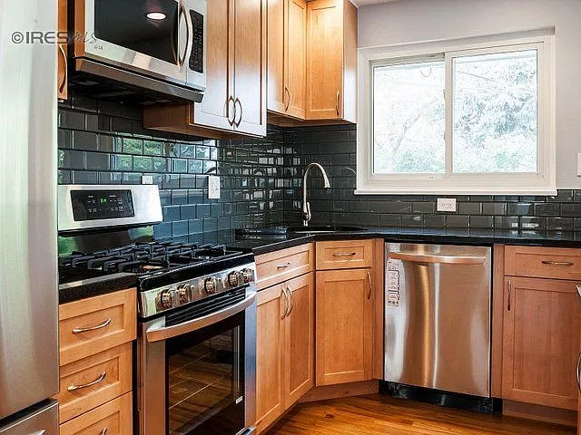 5 bed, 2.5 bath, 2130 sqft, $5,400 — Photo 2