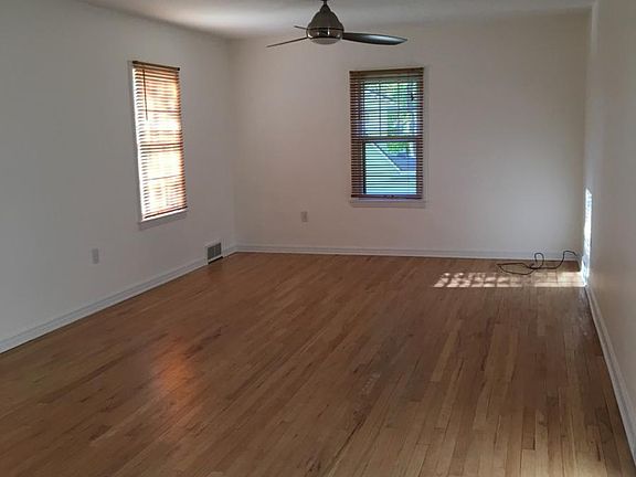 4th image of 907 1/2 Pleasant Dr