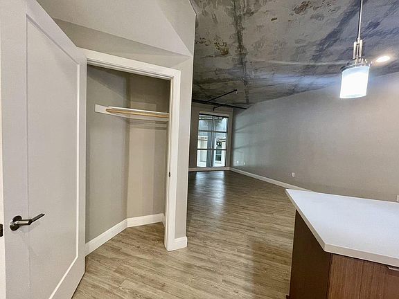4th image of 605 W Date St #217