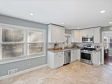 323 Suburban Dr — Photo 7
