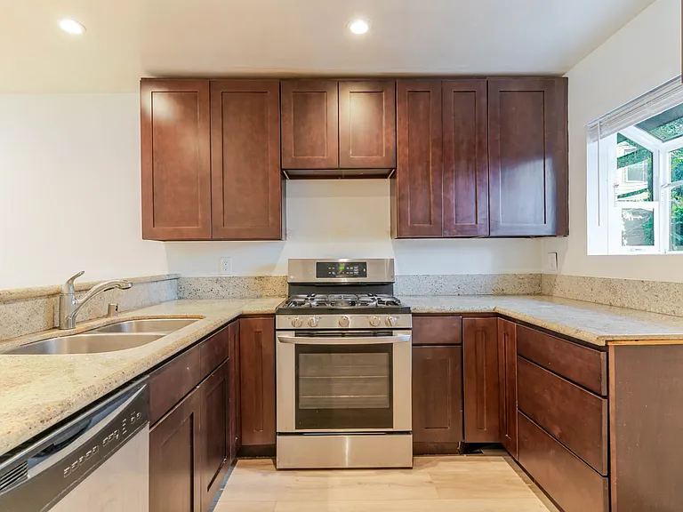 15113 Saticoy St #16 — Photo 6